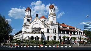 Lawang Sewu adalah ikon wisata di Semarang yang terkenal dengan arsitektur kolonial Belanda